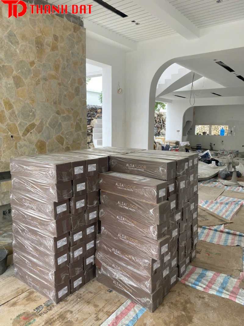 Di chuyển ván sàn đến công trình trước khi lắp đặt 1-2 ngày