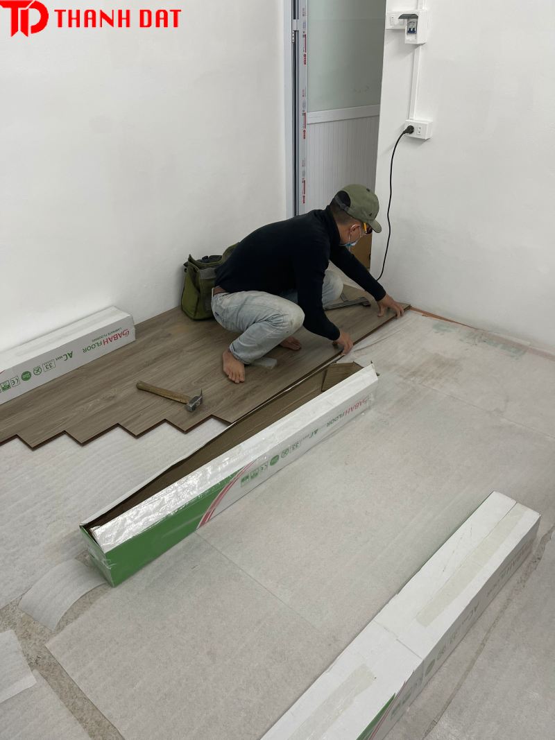 Bắt đầu lắp sàn từ góc phòng